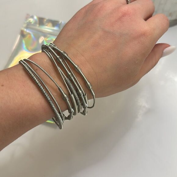 Stretchy Bracelets Silver qty 8 - Picture 1 of 3